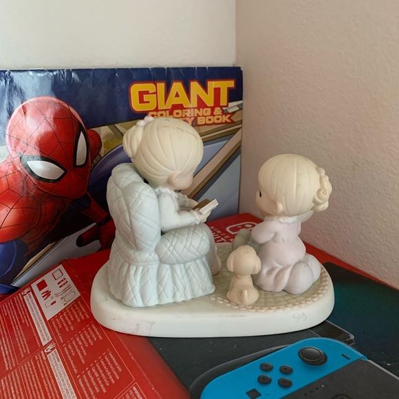 Precious Moments 527556 Bring The Little Ones To Jesus, Reading Bible Figurine - Picture 2 of 5